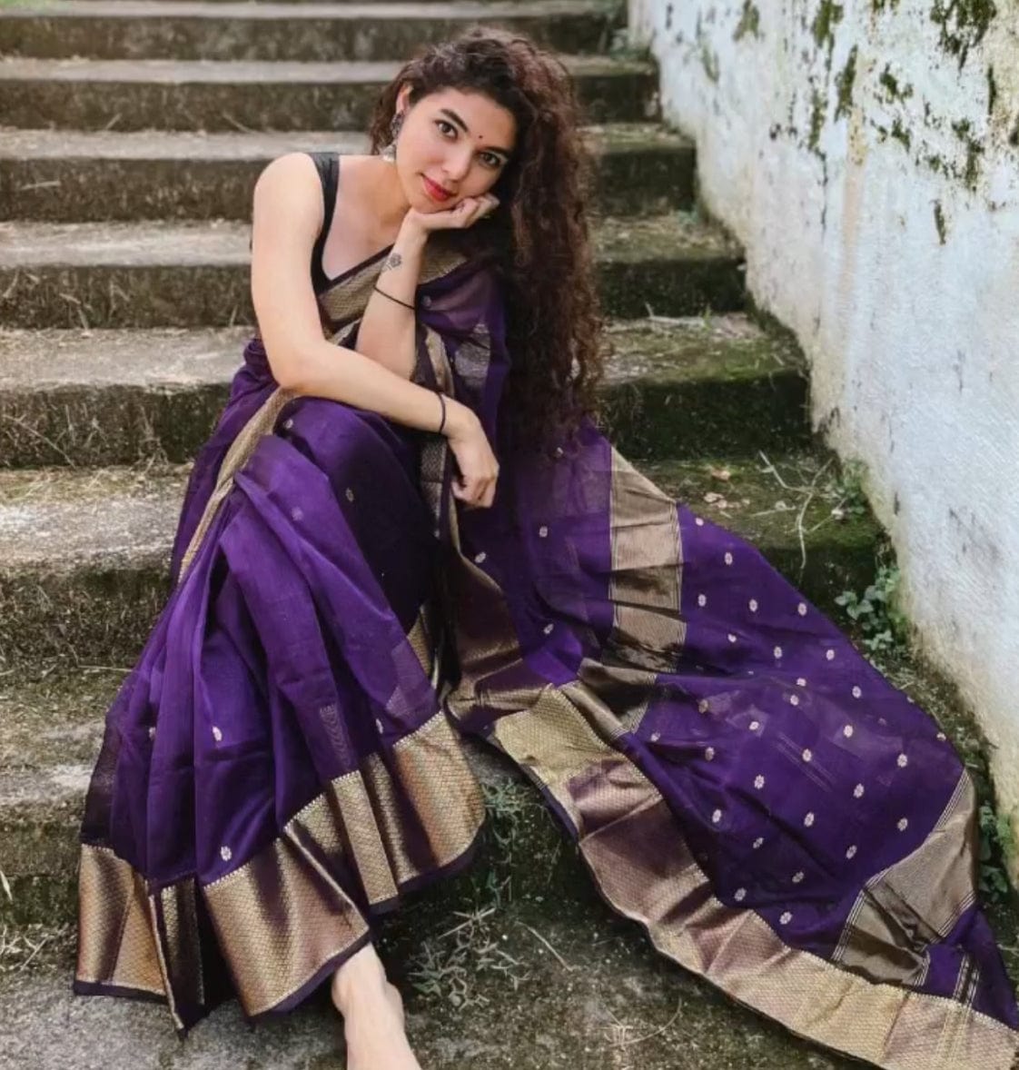 Tara Maheshwari Silk Saree – Handloom Butti Weave with Golden Zari Border