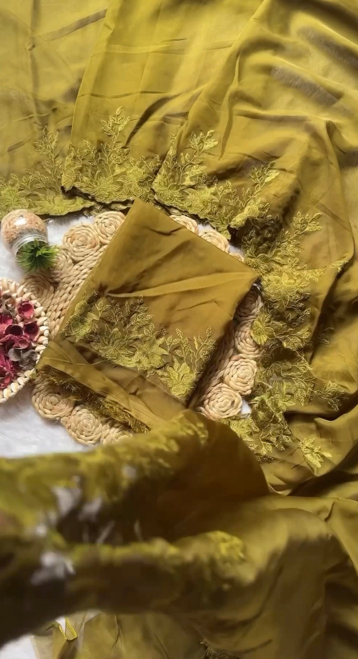 Nia Soft Tebby Silk Saree – With Scallop Border Blouse Piece & Embroidered Sleeves