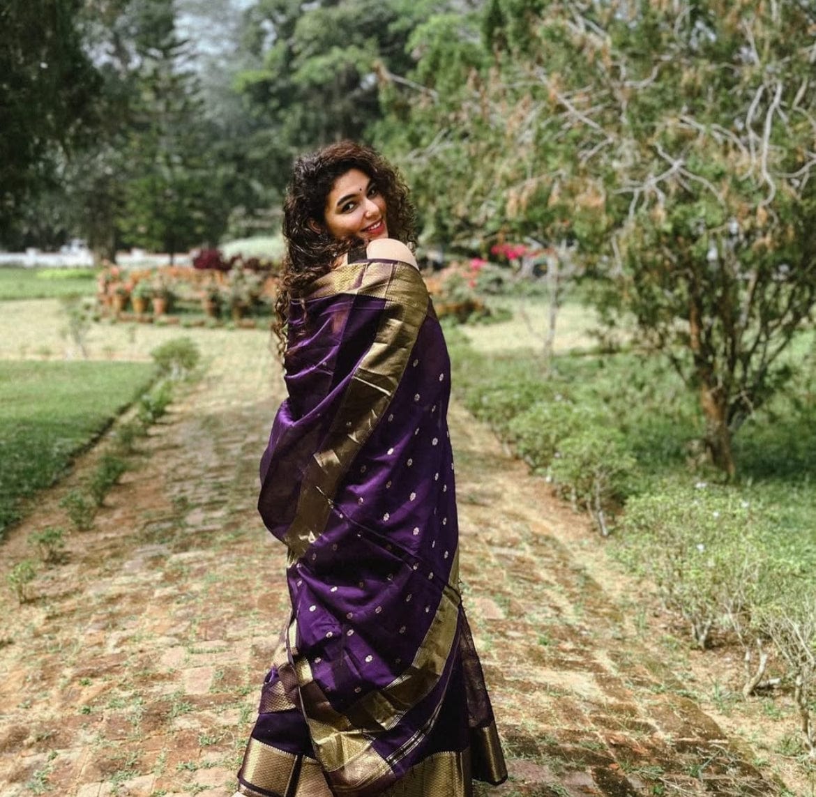 Tara Maheshwari Silk Saree – Handloom Butti Weave with Golden Zari Border