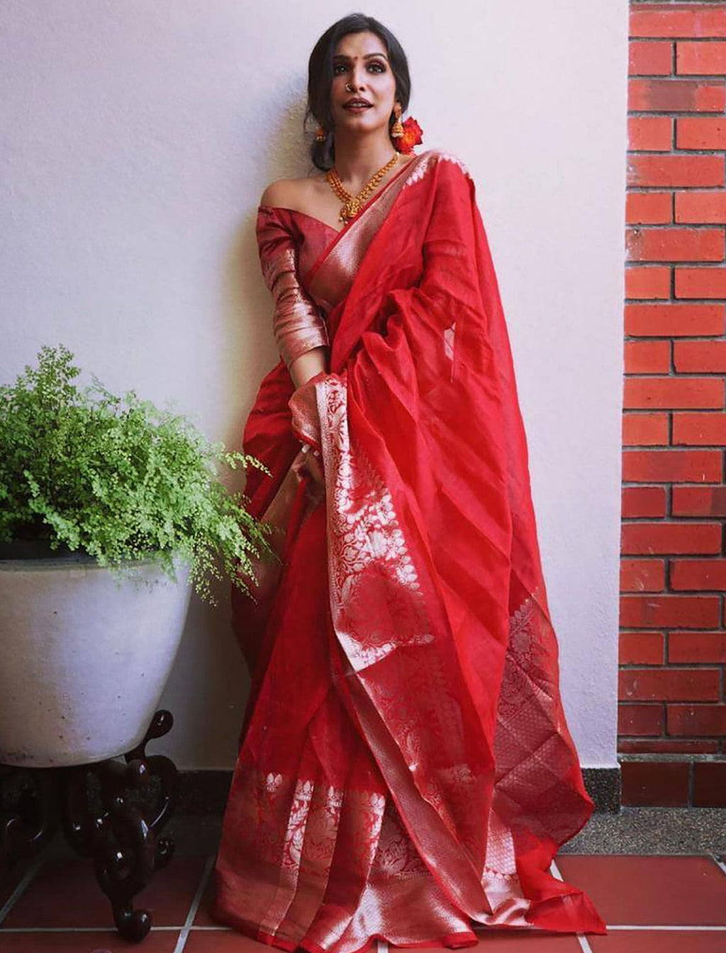 Devi - Drape yourself in tradition with our Banarasi Linen Saree