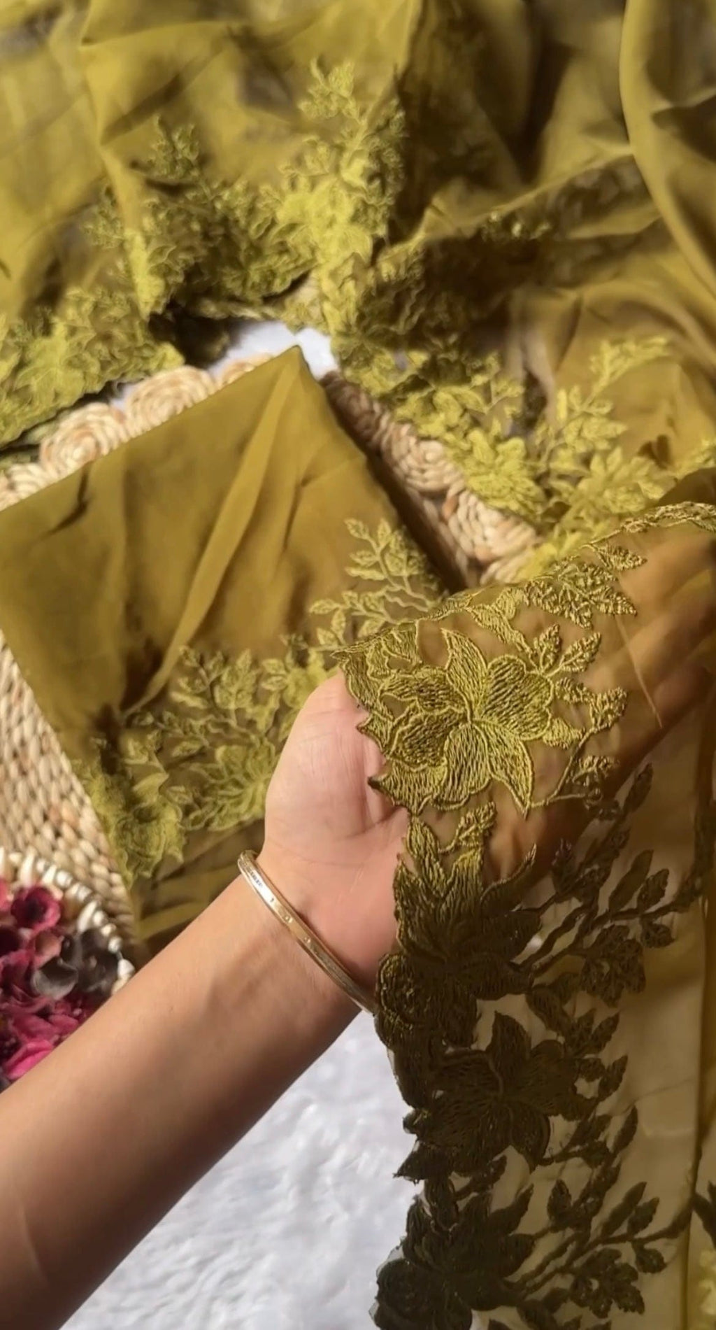 Nia Soft Tebby Silk Saree – With Scallop Border Blouse Piece & Embroidered Sleeves