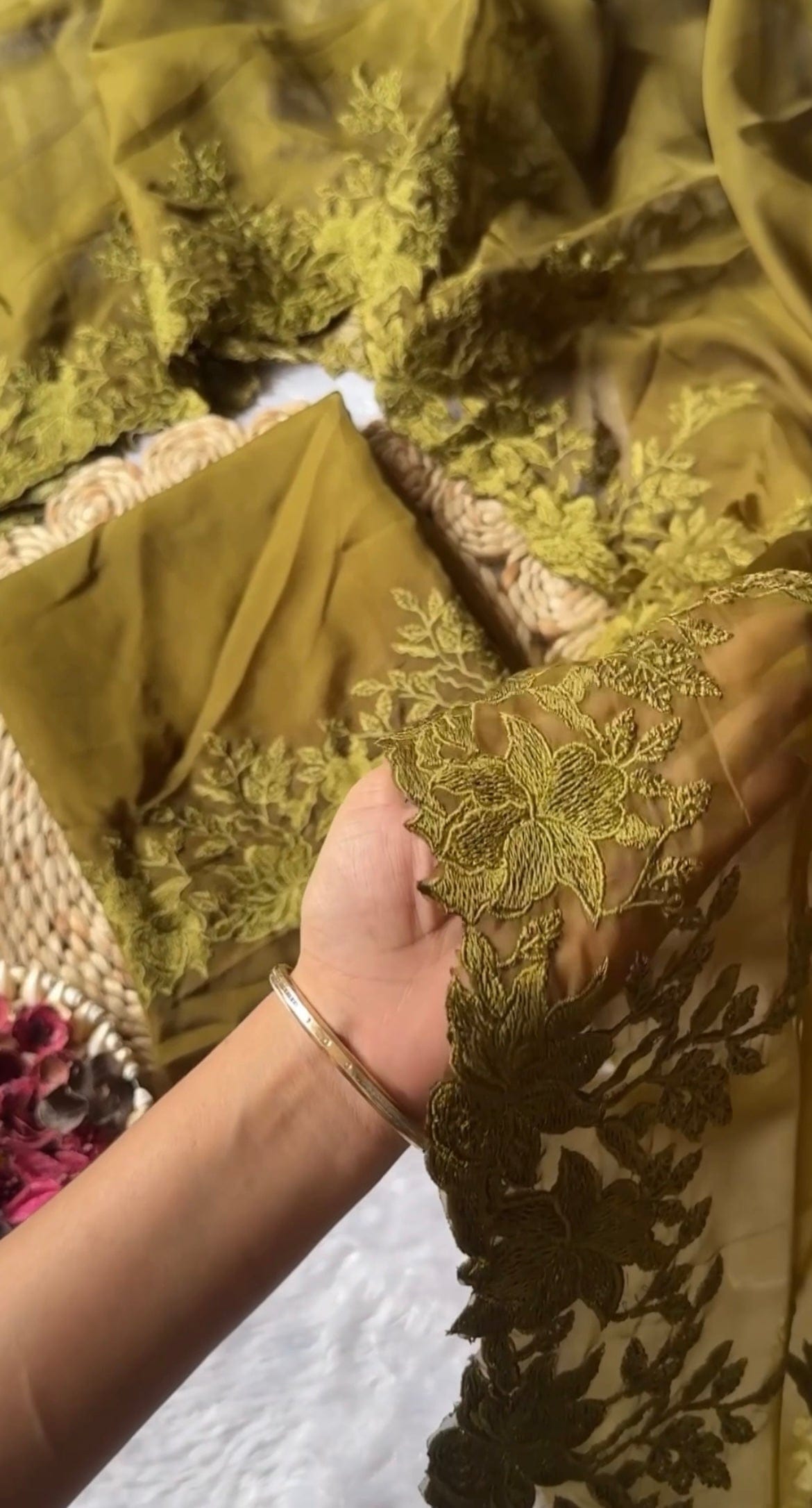 Nia Soft Tebby Silk Saree – With Scallop Border Blouse Piece & Embroidered Sleeves