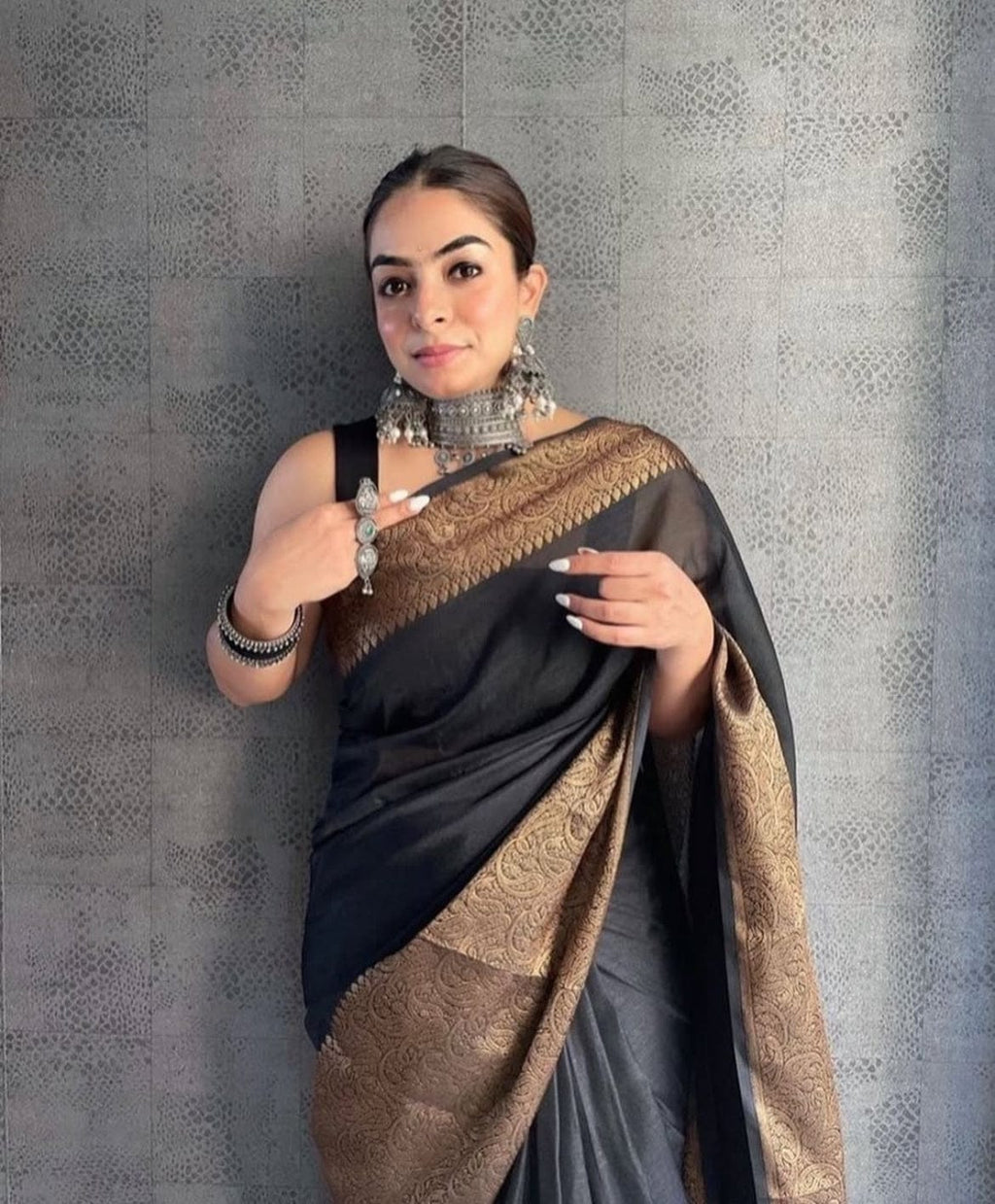 Gurleen - Timeless elegance with this exquisite Warm Silk Saree.