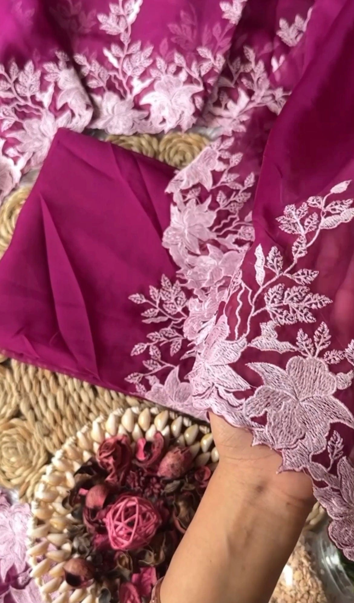 Nia Soft Tebby Silk Saree – With Scallop Border Blouse Piece & Embroidered Sleeves