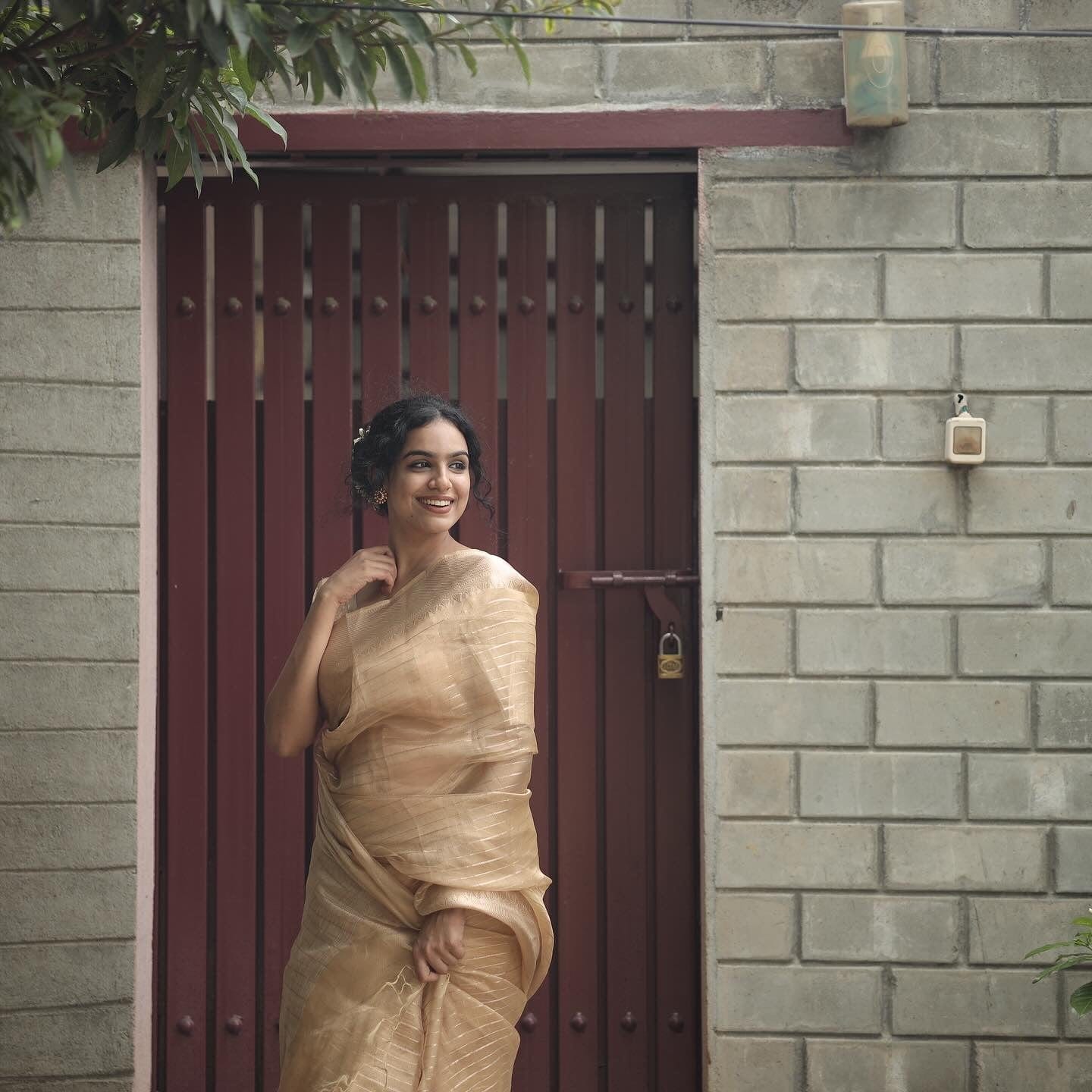 Mozhi - Golden Tissue Silk Saree